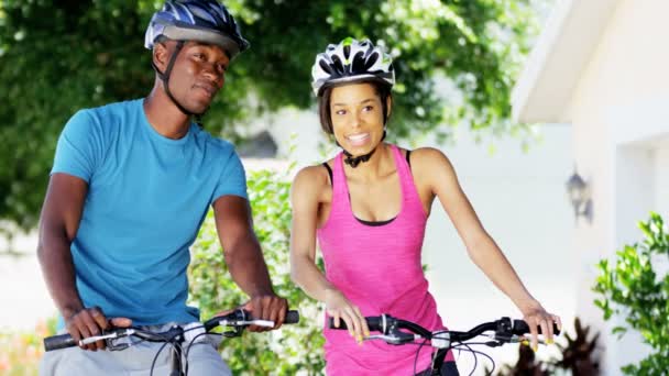 ζευγάρι πρόκειται να οδηγήσετε ποδήλατα στο πάρκο - Πλάνα, βίντεο