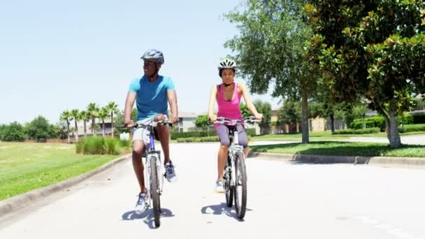 Пара на велосипедах в парке
 - Кадры, видео