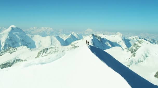 pico Monch com alpinistas na Suíça
 - Filmagem, Vídeo