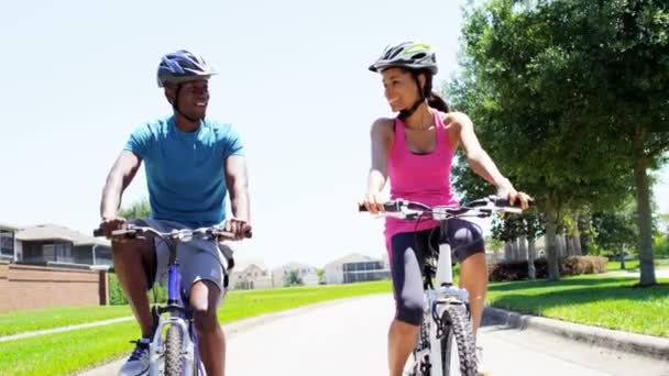 Пара катається на велосипедах у парку
 - Кадри, відео