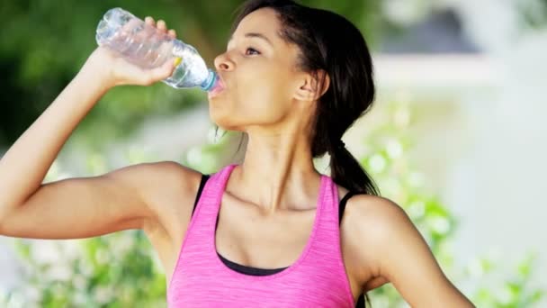 Frau trinkt beim Training Wasser - Filmmaterial, Video