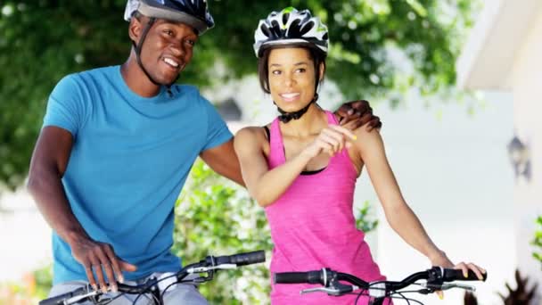 coppia andare in bicicletta nel parco
 - Filmati, video