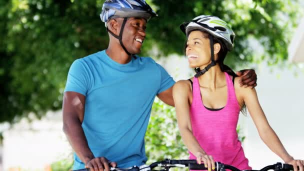 pareja va a montar en bicicleta en el parque
 - Imágenes, Vídeo