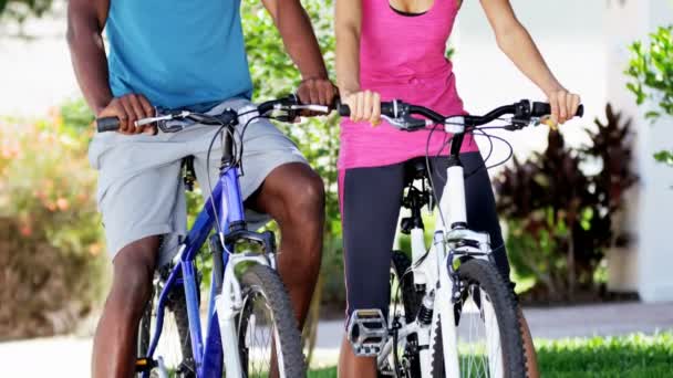 ζευγάρι πρόκειται να οδηγήσετε ποδήλατα στο πάρκο - Πλάνα, βίντεο