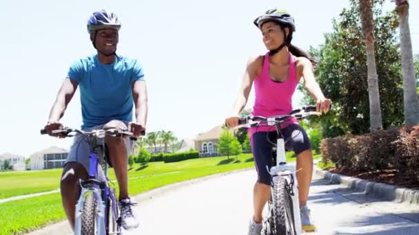 Couple à vélo dans le parc
 - Séquence, vidéo