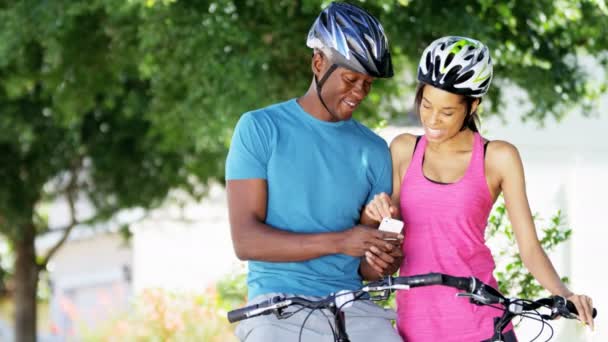 ζευγάρι λαμβάνοντας αυτοπορτρέτα ενώ ιππασία ποδήλατα - Πλάνα, βίντεο