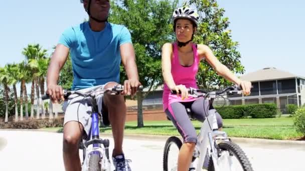Pareja montando sus bicicletas en el parque
 - Imágenes, Vídeo