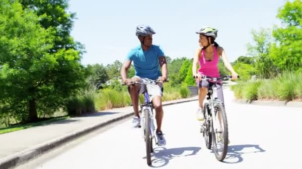 カップルの公園で自転車に乗って - 映像、動画