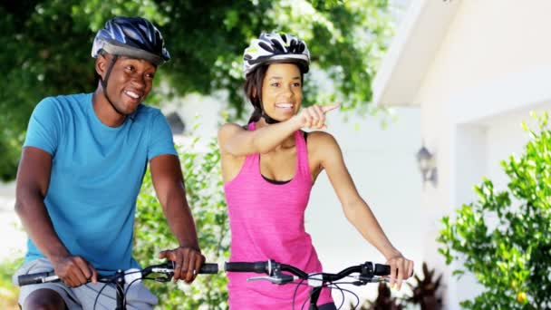 pareja va a montar en bicicleta en el parque
 - Metraje, vídeo