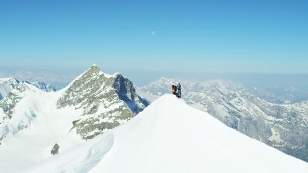 κορυφή Monch με ορειβάτες βουνών στην Ελβετία - Πλάνα, βίντεο