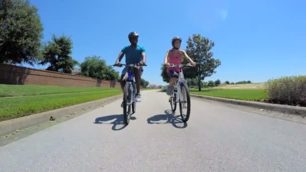 ζευγάρι ιππασία τους ποδήλατα στο πάρκο - Πλάνα, βίντεο