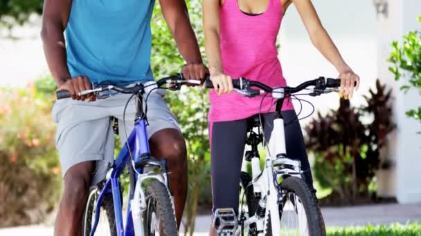 couple va faire du vélo dans le parc
 - Séquence, vidéo