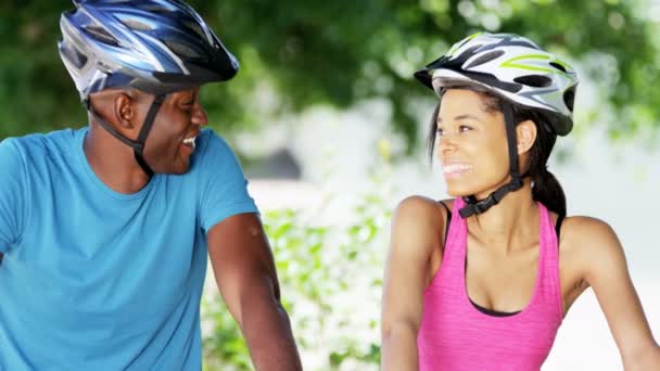 pareja va a montar en bicicleta en el parque
 - Imágenes, Vídeo