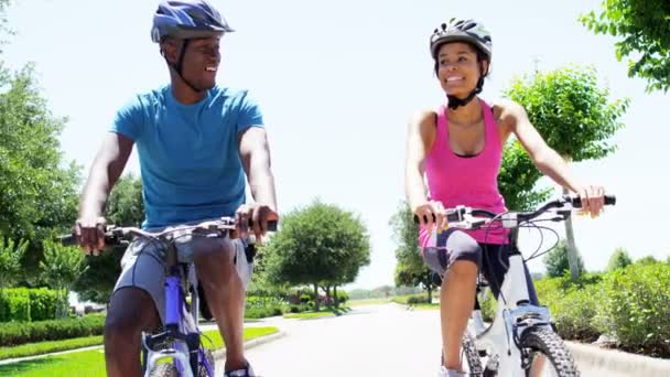 Pareja montando sus bicicletas en el parque
 - Metraje, vídeo