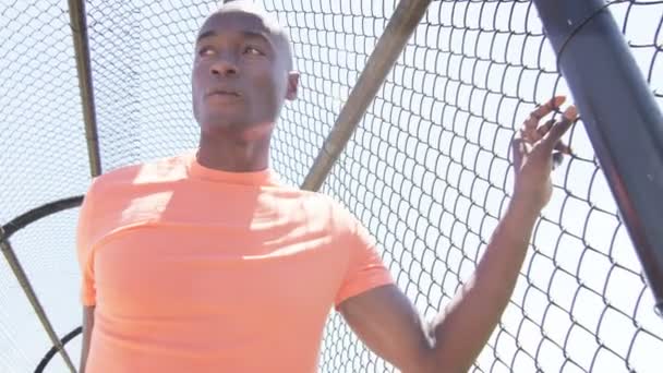 African American jogger warming-up vóór de training - Video