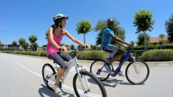 Paar fährt mit Fahrrad im Park - Filmmaterial, Video