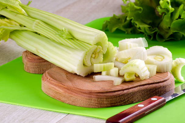 Celer na kuchyňské desky a nůž - Fotografie, Obrázek