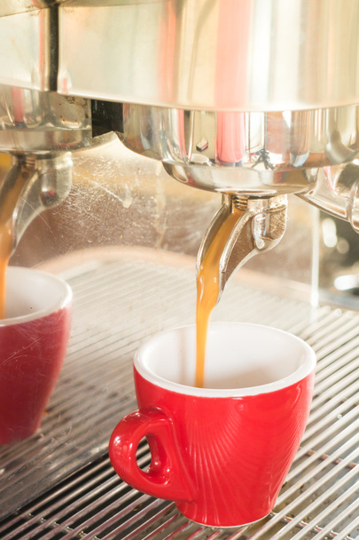 Свежий пивоварения горячий кофе из эспрессо-машины с винтажным фильтром
 - Фото, изображение