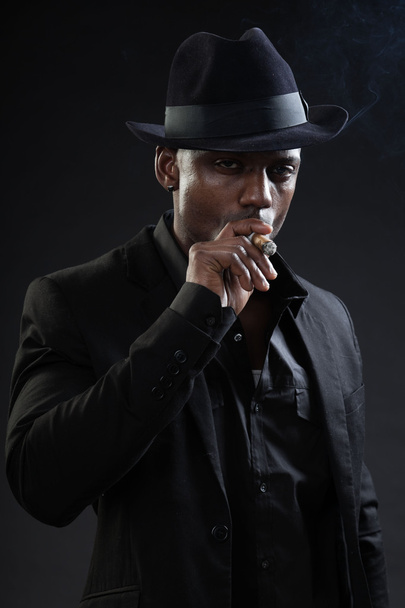 Homme noir portant chapeau et cigare fumant
 - Photo, image