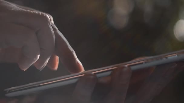 Χρήση Tablet Pc και πληκτρολογώντας στην οθόνη Tablet με δάχτυλα - Πλάνα, βίντεο