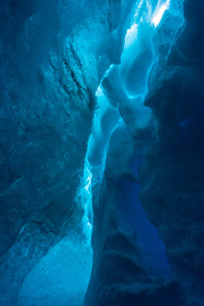 Ijsgrot in de Vatnajokull-gletsjer-Icelandan  - Foto, afbeelding