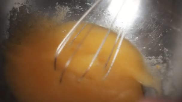 Chicoteando ovos para massa de biscoito Close-up
 - Filmagem, Vídeo