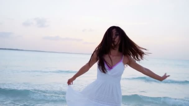 Menina chinesa em vestido branco dançando na praia
 - Filmagem, Vídeo