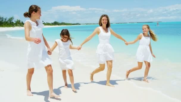 μητέρα με κόρες απολαμβάνουν διακοπές στην παραλία - Πλάνα, βίντεο