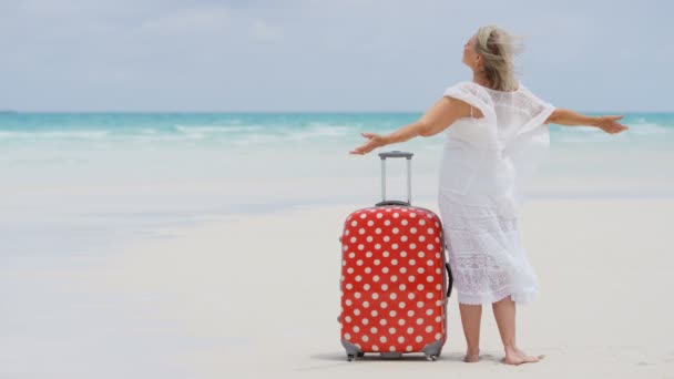 mujer mayor disfrutando de vacaciones en la playa
 - Imágenes, Vídeo