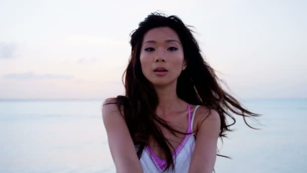 Čínské dívky v bílých šatech, tanec na pláži - Záběry, video