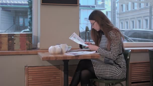Businesswoman work with documents in cafe - Video