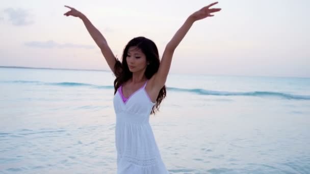 Κινεζική κορίτσι σε λευκό φόρεμα χορό στην παραλία - Πλάνα, βίντεο