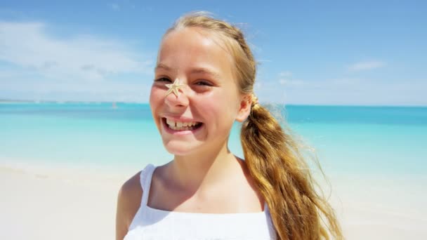 νεαρό κορίτσι διασκεδάζοντας σε μια τροπική παραλία - Πλάνα, βίντεο