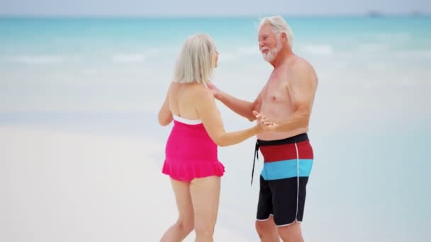 ανώτερος ζευγάρι που απολαμβάνουν διακοπές στην παραλία - Πλάνα, βίντεο