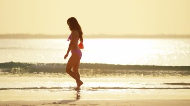 chinesisches Mädchen im Bikini mit Strandball - Filmmaterial, Video