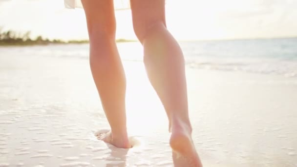 vrouw blootsvoets lopen op zandstrand - Video