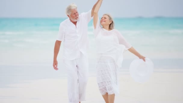 Seniorenpaar genießt Urlaub am Strand - Filmmaterial, Video
