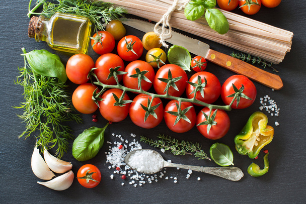 Italiaans koken Ingredients: cherry tomaten, kruiden, pasta en  - Foto, afbeelding