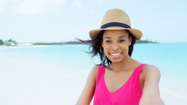 Афро-американських дівчина веселяться на пляжі - Кадри, відео