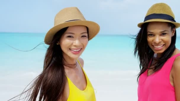 multi etnische vriendinnen plezier op strand - Video