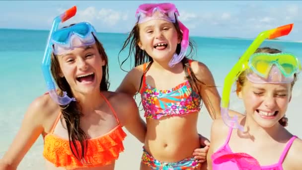 Irmãs caucasianas com snorkels em férias na praia
 - Filmagem, Vídeo