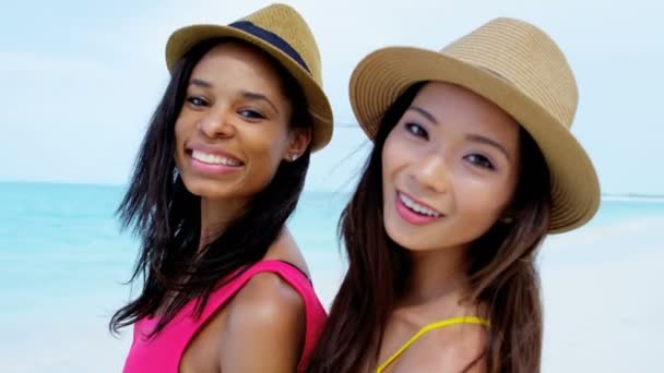 multi etnische vriendinnen plezier op strand - Video