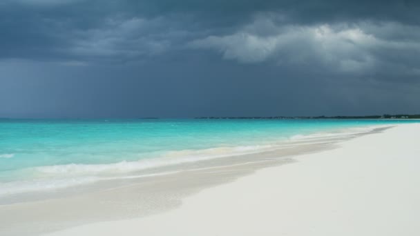 тропічний пляж під грозовими хмарами
 - Кадри, відео