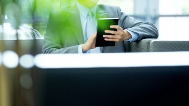 Asiatico uomo d'affari in ufficio edificio utilizzando tablet
  - Filmati, video