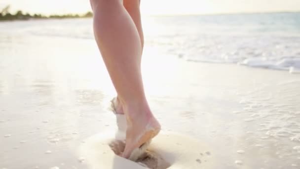 Nohy ženy, chodící bosýma nohama na pláži - Záběry, video