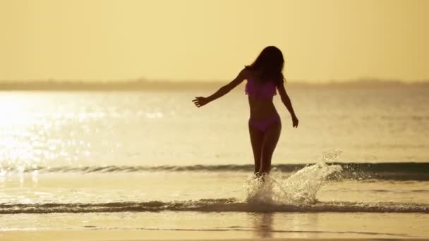 ビキニを着てビーチで踊る中国の女の子 - 映像、動画