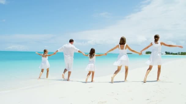Família caucasiana desfrutando de férias na praia
 - Filmagem, Vídeo