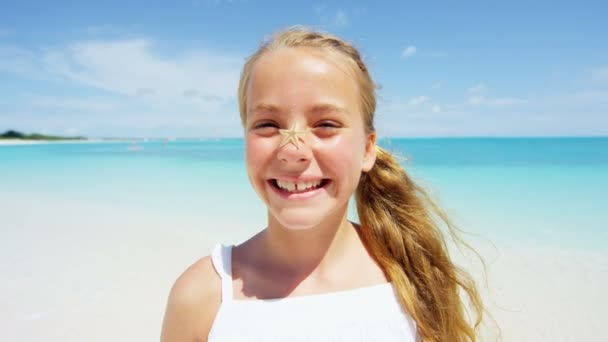 menina se divertindo em uma praia tropical
 - Filmagem, Vídeo