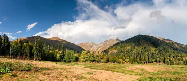 Abházia, színes őszi Caucasus gerincen - Fotó, kép