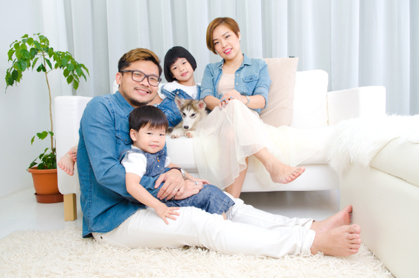 schöne asiatische Familie - Foto, Bild